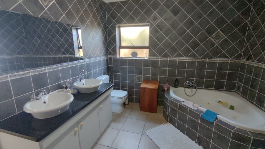 6 Bedroom Property for Sale in Stilbaai Wes Western Cape